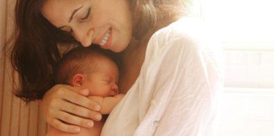 Επιστήμη των εναγκαλισμών: 7 λόγοι για να αγκαλιάζετε το παιδί σας